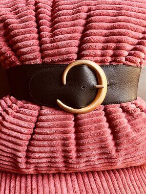 Vintage Donna Karan black belt with gold-tone buckle, Size M.